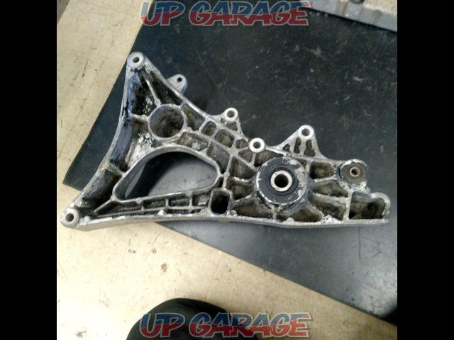 YAMAHA
Genuine swing arm plate
Majesty 250 ABS (-'99)-02