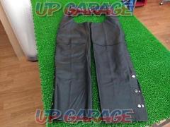 Size M
GENUINE
LEATHER
Leather Chaps
black