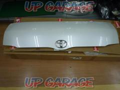 Toyota
Hiace 200
Type 4
Super GL
Genuine bonnet
