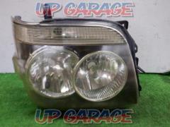 Daihatsu only on the right side
Genuine headlight