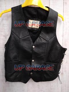 Size: S (large)
GENUINE
LEATHER
Vest (the string on the side is broken)