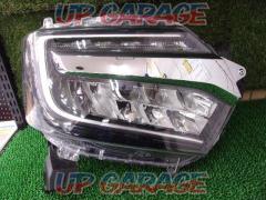 Only on the right side JF3
N
BOX Custom genuine headlight