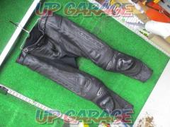 SPIDI
Leather pants
(Boo)
Size: 52 (waist 42 cm when placed flat)