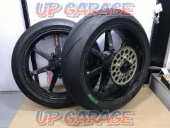 MAGICAL
RACING (Magical Racing)
BST carbon wheel BLACK
MAMBA 7-spoke front and rear set
Z 900 RS