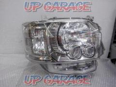 Only on the left side Toyota genuine (TOYOTA) LED headlights