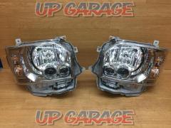 TOYOTA
200 series Hiace late genuine LED headlight left and right