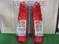 Toyota
Hiace 200 genuine
Tail lens
Right and left