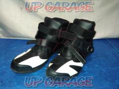 Size: 26.0cm
Goldwyn
Black / White
Touring shoes