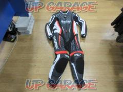 BERIK (Berwick)
Racing suits
(LS1-201329B-BK)
Size: 56