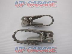 YAMAHA
Genuine footpegs
*without rubber
WR250R / X
DG15