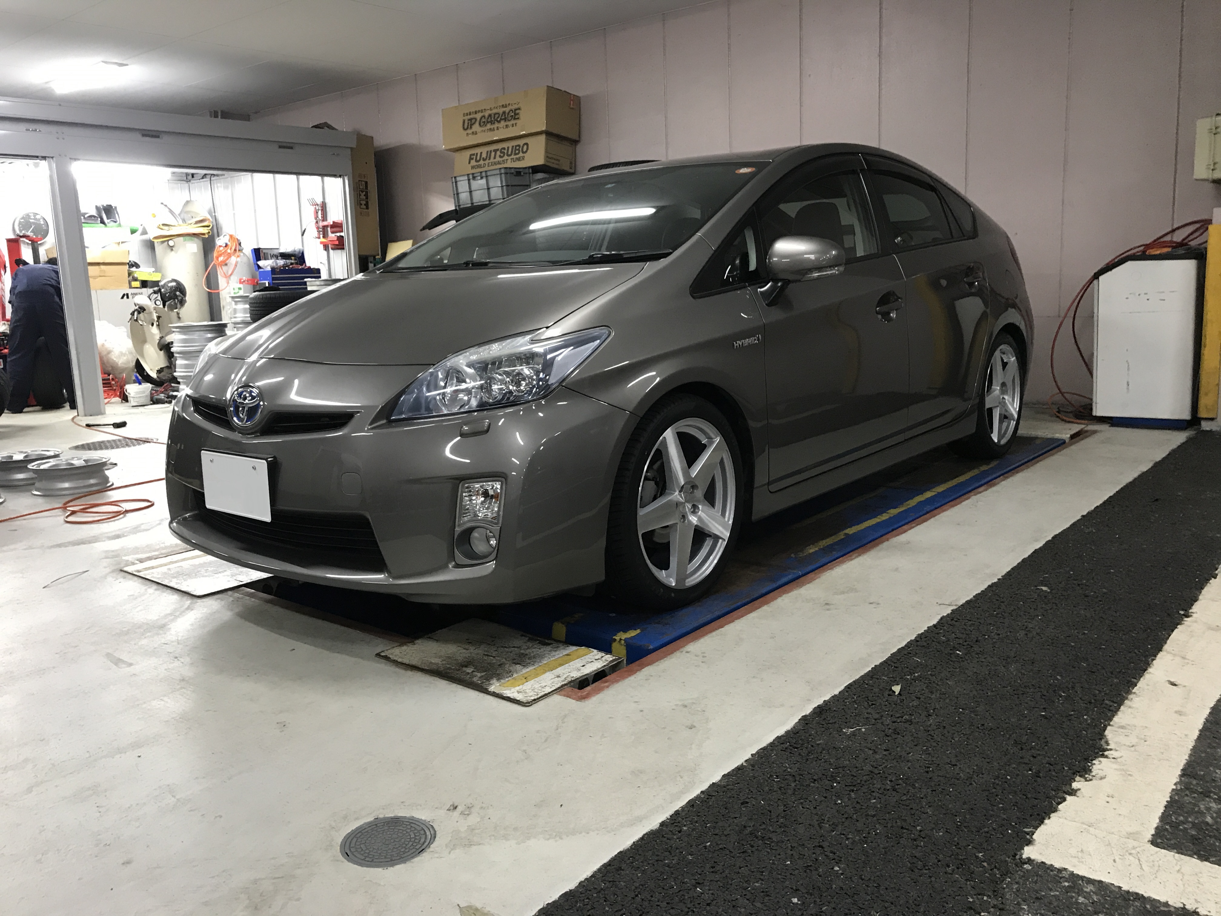 30プリウスダウンサス取付｜アップガレージ横須賀根岸店 公式SHOPブログ