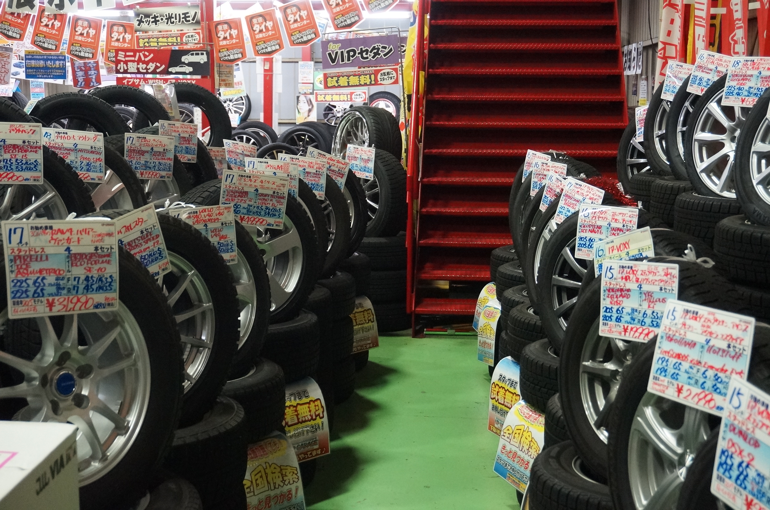 新品も、中古も – 売り場はスタッドレスでパツパツ!!|アップガレージホイールズ厚木インター店 公式SHOPブログ 新品も、中古も – 売り場はスタッドレスでパツパツ!!|アップガレージホイールズ厚木インター店 公式SHOPブログ