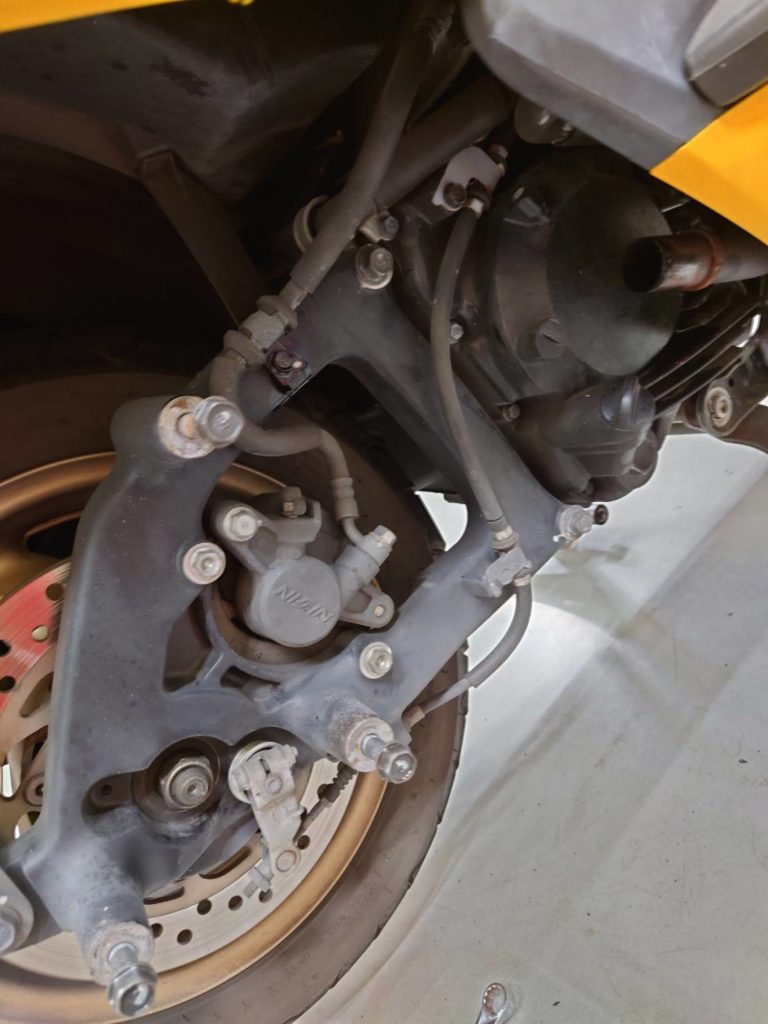 もんのすごく久しぶり うちメンテ Mf08 フォルツァzのリアブレーキパッド タイヤ交換 アップガレージ鈴鹿店 公式shopブログ もんのすごく久しぶり うちメンテ Mf08 フォルツァzのリアブレーキパッド タイヤ交換 アップガレージ鈴鹿店 公式shopブログ